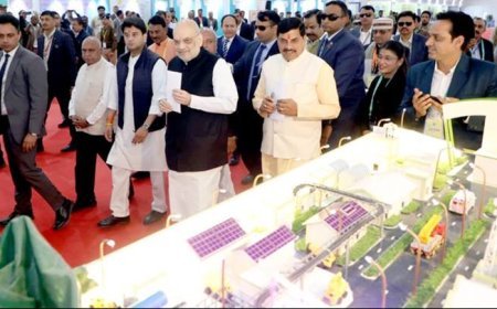 पूर्व प्रधानमंत्री भारत रत्न  अटल बिहारी वाजपेई की 101 वीं जन्म जयंती  पर गुरुवार को ग्वालियर में आयोजित  अभ्युदय मध्यप्रदेश ग्रोथ समिट में केंद्रीय गृहमंत्री श्री अमित शाह ने प्रदर्शनी का अवलोकन किया।