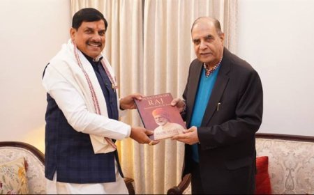 मुख्यमंत्री डॉ. मोहन यादव को नई दिल्ली में पद्मश्री लेखक एवं वरिष्ठ संपादक श्री आलोक मेहता ने "मोदी राज के 25 वर्ष" पर केंद्रित पुस्तक भेंट की।