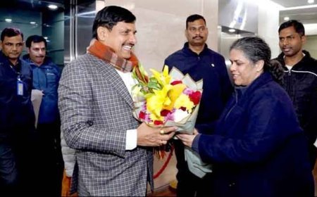 मुख्यमंत्री डॉ. मोहन यादव का  वर्ल्ड इकोनॉमिक फोरम दावोस से स्वदेश लौटने पर दिल्ली एयरपोर्ट पर  मध्यप्रदेश भवन के अधिकारियों ने पुष्प-गुच्छ भेंटकर स्वागत किया।