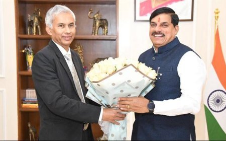 मुख्यमंत्री डॉ. मोहन यादव को मुख्य सचिव श्री अनुराग जैन ने समत्व भवन (मुख्यमंत्री निवास) में वर्ल्ड इकोनॉमिक फोरम की सफल यात्रा के लिए पुष्प-गुच्छ भेंट कर बधाई दी।