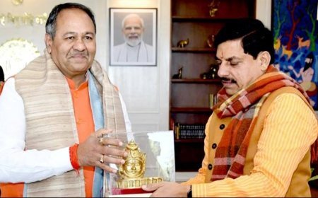 मुख्यमंत्री डॉ. मोहन यादव ने सामाजिक कार्यों के लिए पद्मश्री से सम्मानित श्री मोहन नागर का मुख्यमंत्री निवास में पुष्पगुच्छ, अंग वस्त्रम और महाकाल की प्रतिमा भेंट कर अभिनंदन किया।