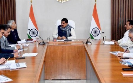 मुख्यमंत्री डॉ. मोहन यादव ने कृषक कल्याण वर्ष 2026 के बेहतर क्रियान्वयन से किसानों को अधिक से अधिक लाभान्वित करने के निर्देश समत्व भवन (मुख्यमंत्री निवास) की बैठक में संबंधित अधिकारियों को दिए।