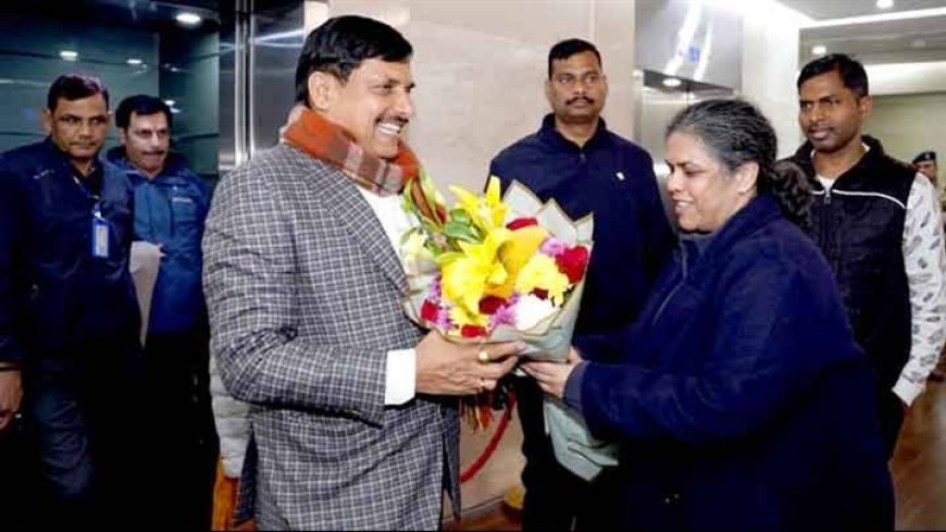 मुख्यमंत्री डॉ. मोहन यादव का  वर्ल्ड इकोनॉमिक फोरम दावोस से स्वदेश लौटने पर दिल्ली एयरपोर्ट पर  मध्यप्रदेश भवन के अधिकारियों ने पुष्प-गुच्छ भेंटकर स्वागत किया।