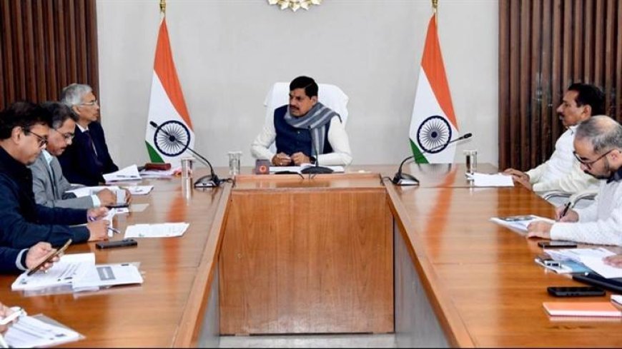 मुख्यमंत्री डॉ. मोहन यादव ने कृषक कल्याण वर्ष 2026 के बेहतर क्रियान्वयन से किसानों को अधिक से अधिक लाभान्वित करने के निर्देश समत्व भवन (मुख्यमंत्री निवास) की बैठक में संबंधित अधिकारियों को दिए।