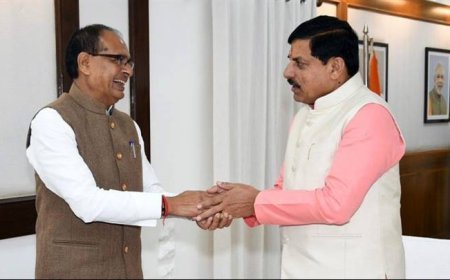 मुख्यमंत्री डॉ. मोहन यादव से केंद्रीय कृषि एवं किसान कल्याण और ग्रामीण विकास मंत्री श्री शिवराज सिंह चौहान ने मुख्यमंत्री निवास में सौजन्य भेंट की।