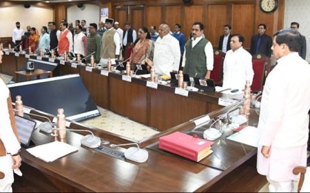 मुख्यमंत्री डॉ. मोहन यादव की अध्यक्षता में मंत्रालय में मन्त्रि-परिषद की बैठक वंदे मातरम गान के साथ आरंभ हुई।