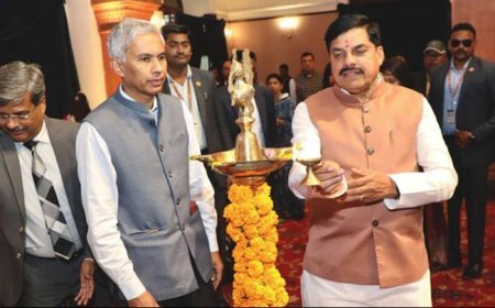 मुख्यमंत्री डॉ. मोहन यादव ने जनगणना-2027 के प्रथम चरण के लिए आयोजित राज्य स्तरीय  प्रशिक्षण कार्यक्रम का कुशाभाऊ ठाकरे सभागार में दीप प्रज्ज्वलित कर शुभारंभ किया।