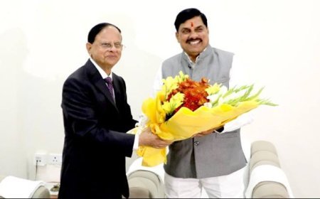 मुख्यमंत्री डॉ. यादव से प्रधानमंत्री के प्रधान सचिव डॉ. मिश्रा ने की सौजन्य भेंट