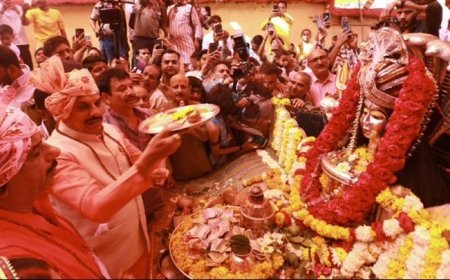 मुख्यमंत्री डॉ. यादव ने भोपाल के प्राचीन बड़वाले महादेव मंदिर पहुंचकर की पूजा-अर्चना