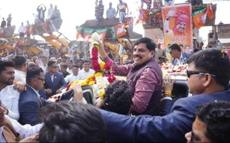 मुख्यमंत्री डॉ. मोहन यादव ने दतिया जिले के सेवढ़ा में सिंधु नदी सेतु के उद्घाटन अवसर पर जनता का अभिवादन किया।