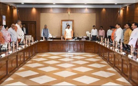 मुख्यमंत्री डॉ. मोहन यादव के अध्यक्षता में विधानसभा के समिति कक्ष में वंदे मातरम् गायन के साथ कैबिनेट की बैठक आरंभ हुई।