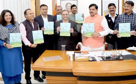 मुख्यमंत्री डॉ.मोहन यादव ने "विजन 2047- रीइमैजिनिग फॉरेस्ट रिसोर्सेस फॉर ए क्लाइमेट रेसिलियंट फ्यूचर" पुस्तक का मुख्यमंत्री निवास में विमोचन किया।