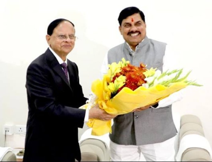 मुख्यमंत्री डॉ. यादव से प्रधानमंत्री के प्रधान सचिव डॉ. मिश्रा ने की सौजन्य भेंट