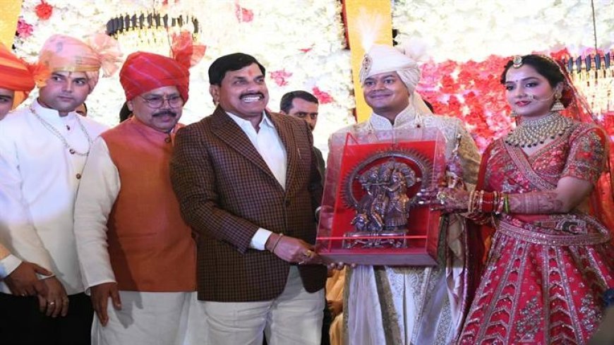 मुख्यमंत्री डॉ. यादव ऊर्जा मंत्री श्री तोमर के सुपुत्र रिपुदमन के विवाह समारोह में शामिल हुए