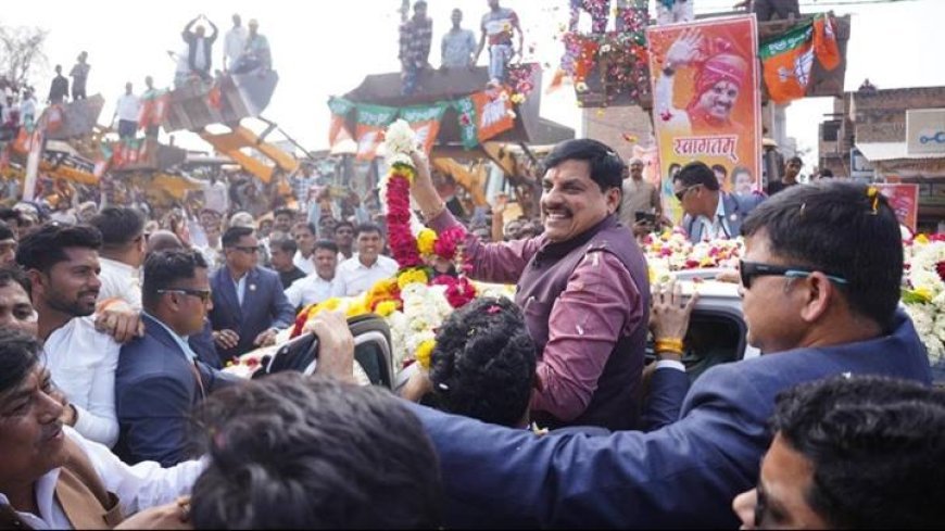 मुख्यमंत्री डॉ. मोहन यादव ने दतिया जिले के सेवढ़ा में सिंधु नदी सेतु के उद्घाटन अवसर पर जनता का अभिवादन किया।