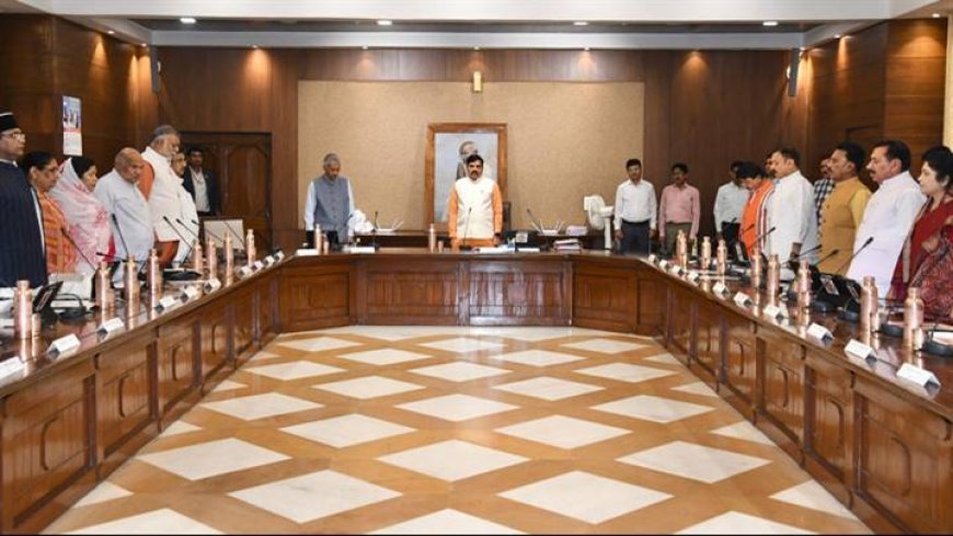 मुख्यमंत्री डॉ. मोहन यादव के अध्यक्षता में विधानसभा के समिति कक्ष में वंदे मातरम् गायन के साथ कैबिनेट की बैठक आरंभ हुई।