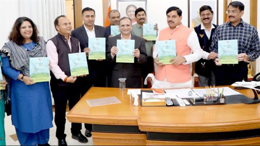 मुख्यमंत्री डॉ.मोहन यादव ने "विजन 2047- रीइमैजिनिग फॉरेस्ट रिसोर्सेस फॉर ए क्लाइमेट रेसिलियंट फ्यूचर" पुस्तक का मुख्यमंत्री निवास में विमोचन किया।