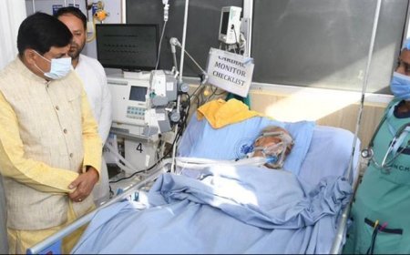 मुख्यमंत्री डॉ. मोहन यादव ने जवाहरलाल नेहरू कैंसर अस्पताल एवं अनुसंधान केंद्र ईदगाह हिल्स पहुँचकर पूर्व विधायक चंदेरी श्री राजकुमार सिंह यादव के स्वास्थ्य की जानकारी ली।