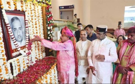 मुख्यमंत्री डॉ. मोहन यादव ने पूर्व मुख्यमंत्री स्व.वीरेंद्र कुमार सखलेचा की जयंती पर विधानसभा परिसर में उनके चित्र पर पुष्प अर्पित कर श्रद्धांजलि दी।