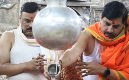 मुख्यमंत्री डॉ.मोहन यादव ने उज्जैन में रंग पंचमी के पावन पर्व पर बाबा महाकाल का अभिषेक कर पूजा अर्चना की