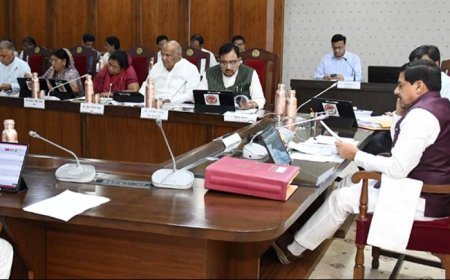 मुख्यमंत्री डॉ. मोहन यादव की अध्यक्षता में मंत्रालय में राष्ट्रगीत वंदे मातरम गान के साथ कैबिनेट की बैठक प्रारंभ हुई।