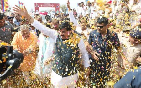 मुख्यमंत्री डॉ.मोहन यादव का ग्वालियर के घाटीगांव में रोड शो में नागरिकों ने पुष्प वर्षा कर अभिनन्दन उन्होंने जनता का अभिवादन किया।