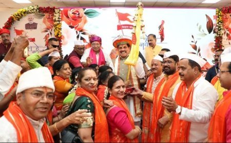 मुख्यमंत्री डॉ. मोहन यादव को समग्र मराठी समाज ने समत्व भवन (मुख्यमंत्री निवास) में गुढ़ी भेंटकर नववर्ष मनाना आरंभ किया।