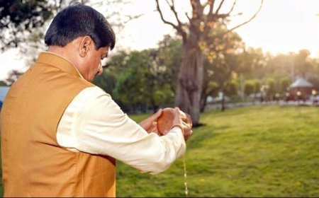 मुख्यमंत्री डॉ.मोहन यादव ने विक्रम संवत- 2083 नव संवत्सर के आगमन पर मुख्यमंत्री निवास में भगवान सूर्य को अर्घ्य अर्पित किया।