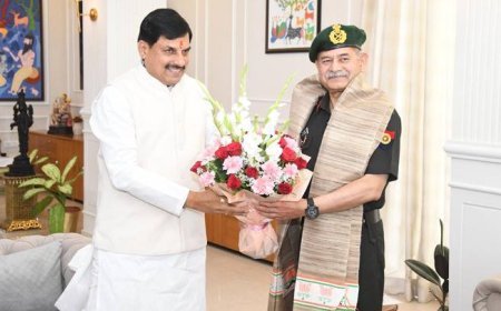 मुख्यमंत्री डॉ. मोहन यादव ने चीफ़ ऑफ़ आर्मी स्टॉफ जनरल उपेंद्र द्विवेदी का समत्व भवन (मुख्यमंत्री निवास) में पुष्प-गुच्छ भेंट कर स्वागत किया।