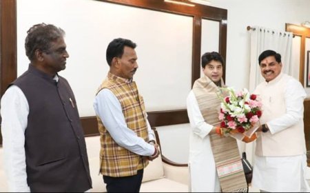 मुख्यमंत्री डॉ. यादव से केंद्रीय संचार मंत्री श्री सिंधिया ने की सौजन्य भेंट