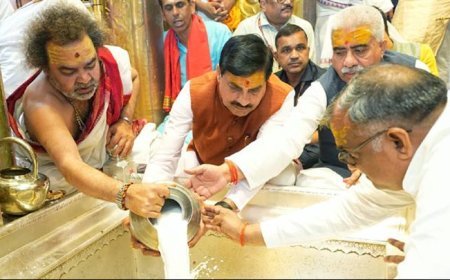 मुख्यमंत्री डॉ.मोहन यादव ने वाराणसी के काशी विश्वनाथ मंदिर में बाबा विश्वनाथ के दर्शन कर पूजा-अर्चना की।