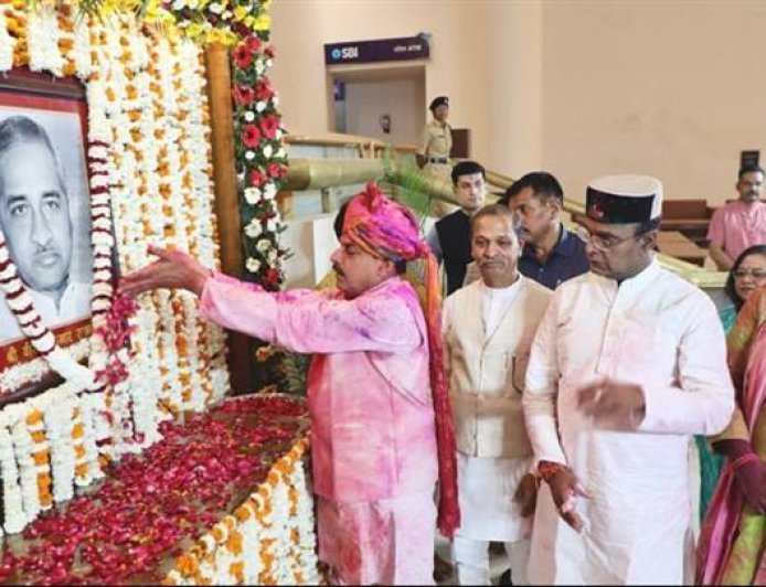 मुख्यमंत्री डॉ. मोहन यादव ने पूर्व मुख्यमंत्री स्व.वीरेंद्र कुमार सखलेचा की जयंती पर विधानसभा परिसर में उनके चित्र पर पुष्प अर्पित कर श्रद्धांजलि दी।