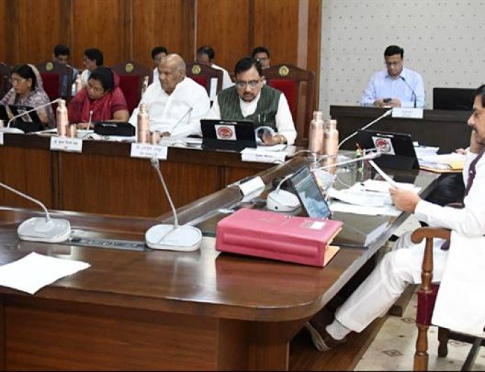 मुख्यमंत्री डॉ. मोहन यादव की अध्यक्षता में मंत्रालय में राष्ट्रगीत वंदे मातरम गान के साथ कैबिनेट की बैठक प्रारंभ हुई।