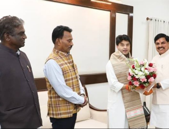 मुख्यमंत्री डॉ. यादव से केंद्रीय संचार मंत्री श्री सिंधिया ने की सौजन्य भेंट