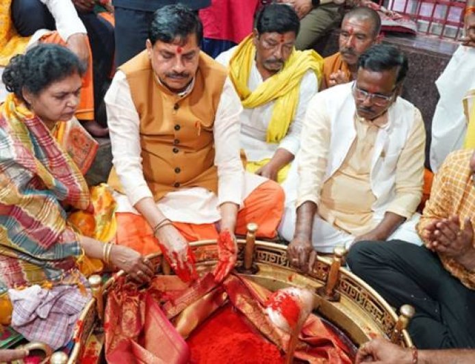 मुख्यमंत्री डॉ. यादव ने सपत्नीक श्री अंगारेश्वर महादेव का पूजन-दर्शन कर अभिषेक किया