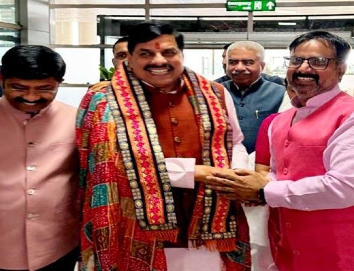 मुख्यमंत्री डॉ. यादव वाराणसी पहुंचे