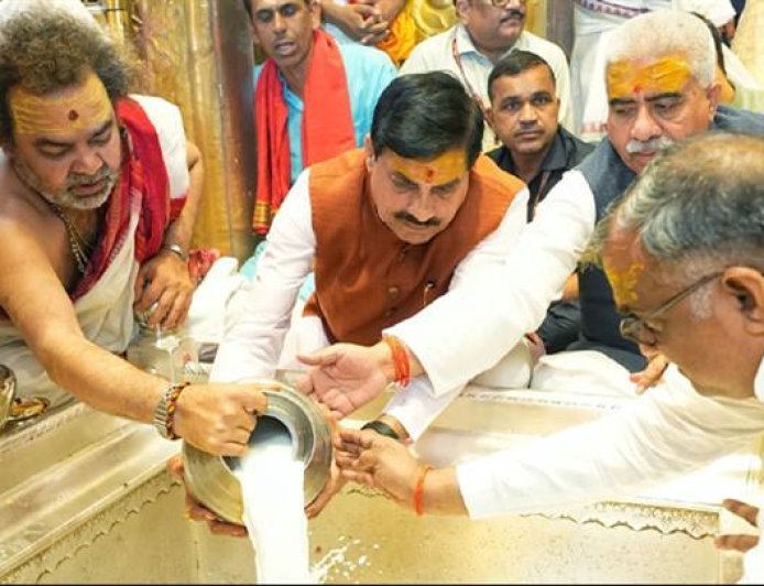 मुख्यमंत्री डॉ.मोहन यादव ने वाराणसी के काशी विश्वनाथ मंदिर में बाबा विश्वनाथ के दर्शन कर पूजा-अर्चना की।