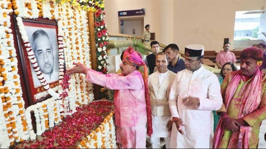 मुख्यमंत्री डॉ. मोहन यादव ने पूर्व मुख्यमंत्री स्व.वीरेंद्र कुमार सखलेचा की जयंती पर विधानसभा परिसर में उनके चित्र पर पुष्प अर्पित कर श्रद्धांजलि दी।