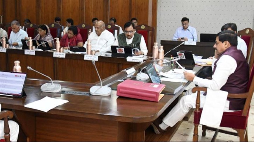 मुख्यमंत्री डॉ. मोहन यादव की अध्यक्षता में मंत्रालय में राष्ट्रगीत वंदे मातरम गान के साथ कैबिनेट की बैठक प्रारंभ हुई।