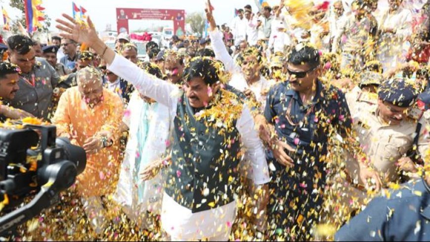 मुख्यमंत्री डॉ.मोहन यादव का ग्वालियर के घाटीगांव में रोड शो में नागरिकों ने पुष्प वर्षा कर अभिनन्दन उन्होंने जनता का अभिवादन किया।