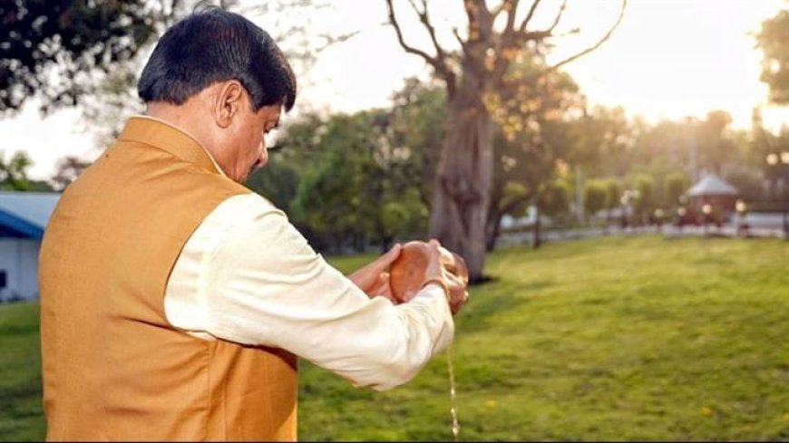 मुख्यमंत्री डॉ.मोहन यादव ने विक्रम संवत- 2083 नव संवत्सर के आगमन पर मुख्यमंत्री निवास में भगवान सूर्य को अर्घ्य अर्पित किया।