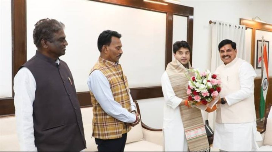 मुख्यमंत्री डॉ. यादव से केंद्रीय संचार मंत्री श्री सिंधिया ने की सौजन्य भेंट