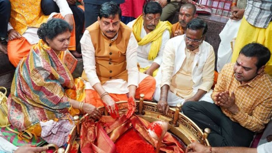 मुख्यमंत्री डॉ. यादव ने सपत्नीक श्री अंगारेश्वर महादेव का पूजन-दर्शन कर अभिषेक किया