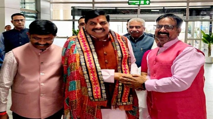 मुख्यमंत्री डॉ. यादव वाराणसी पहुंचे