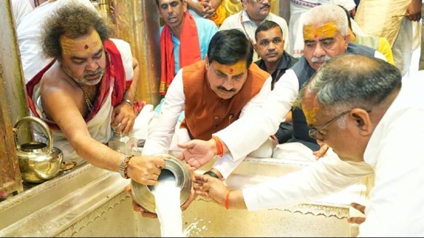 मुख्यमंत्री डॉ.मोहन यादव ने वाराणसी के काशी विश्वनाथ मंदिर में बाबा विश्वनाथ के दर्शन कर पूजा-अर्चना की।