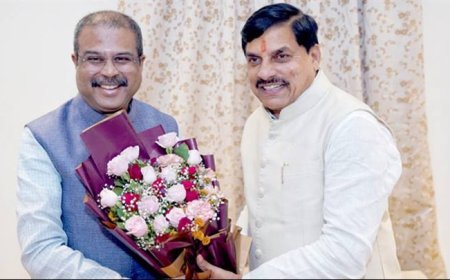 मुख्यमंत्री डॉ. मोहन यादव ने केंद्रीय मंत्री श्री धर्मेंद्र प्रधान का उज्जैन आगमन पर पुष्पगुच्छ भेंट कर स्वागत किया।