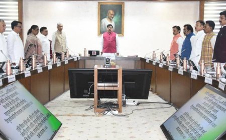 मुख्यमंत्री डॉ. मोहन यादव की अध्यक्षता में मंत्रालय में वंदे-मातरम् गायन के साथ मन्त्रि-परिषद की बैठक आरंभ हुई।