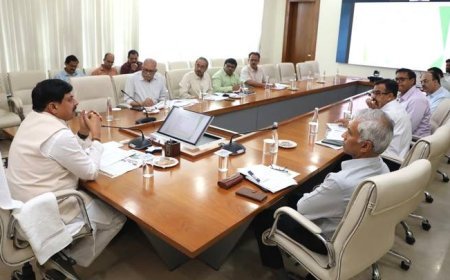 मुख्यमंत्री डॉ. मोहन यादव ने शुक्रवार को समत्व भवन (मुख्यमंत्री निवास) में प्रदेश में कृषि लोकोत्सव : 2026 के आयोजन की समीक्षा की।