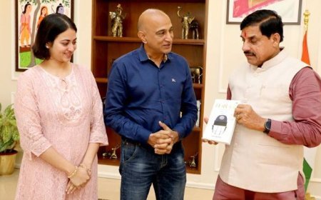 मुख्यमंत्री डॉ.यादव ने क्रिकेटर और कोच श्री अमय खुरासिया की पुस्तक "74 वर्ष बाद" पुस्तक का विमोचन किया