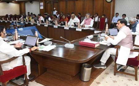 मुख्यमंत्री डॉ. मोहन यादव की अध्यक्षता में मंत्रालय में कैबिनेट बैठक की शुरुआत वंदे-मातरम् गान के साथ हुई।